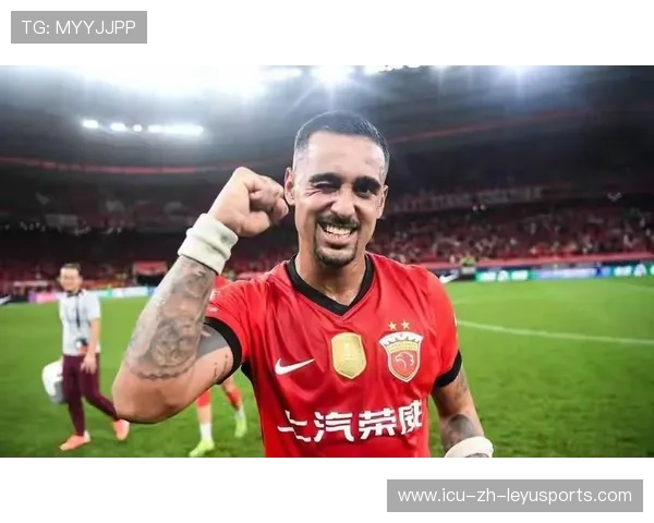 上海海港莱昂纳多边路突破策动反击：战术创新引领足球新风潮